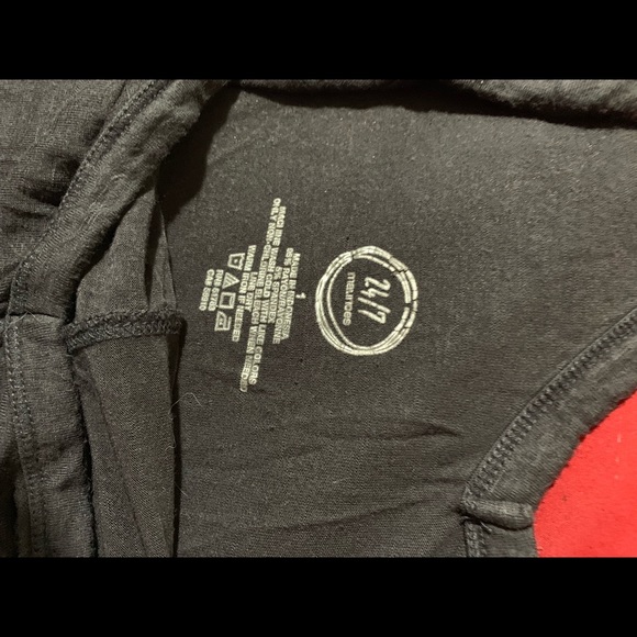 Cute flowy top - Picture 2 of 2